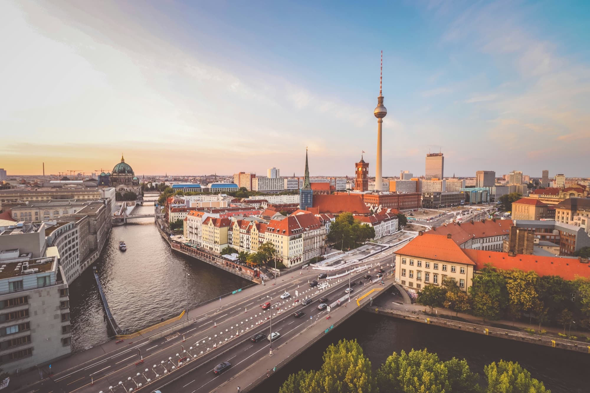 Blick über Berlin mit Fernsehturm, Spree und Museumsinsel